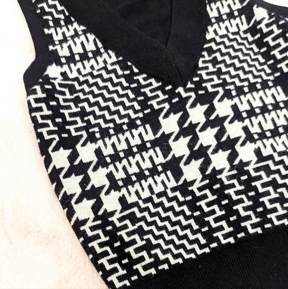 Express V-Neck Sweater Vest - Picture 2 of 4